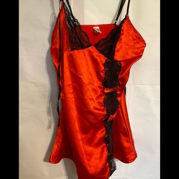 Elegant moments red with black lace accent. - Picture 1 of 7
